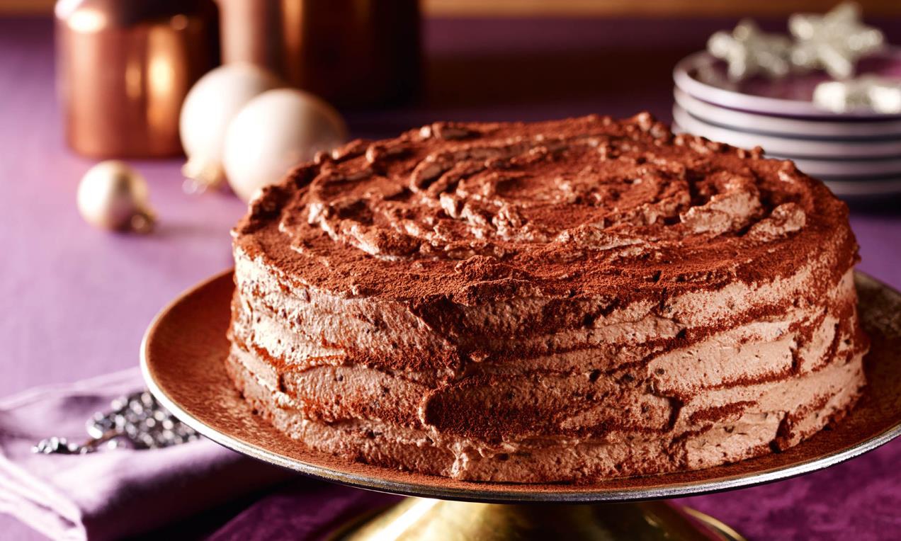 A Marcipános csokoládétorta alig egy óra alatt elkészíthető, nyolcszeletes finomság családi ünnepekre, kiemelt alkalmakra, jeles napokra.