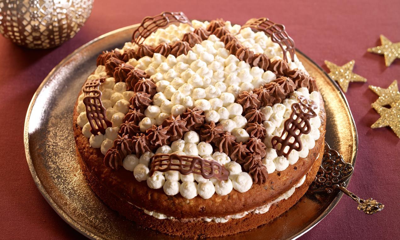 A Tejszínes-csokoládés mandulatorta kreatívan díszíthető ünnepi jellegű sütemény családi napokra egyéb jeles alkalmakra.