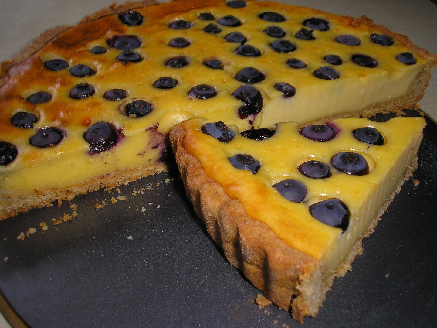 Áfonyás sajttorta pisztáciás omlós tésztával.