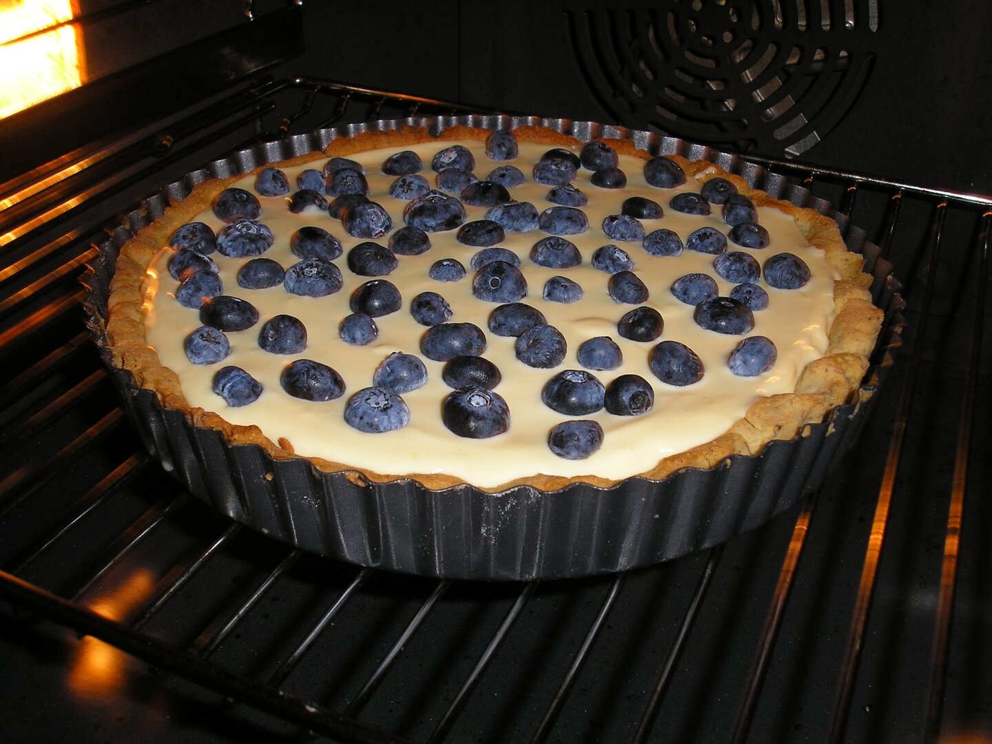 Áfonyás sajttorta pisztáciás omlós tésztával.