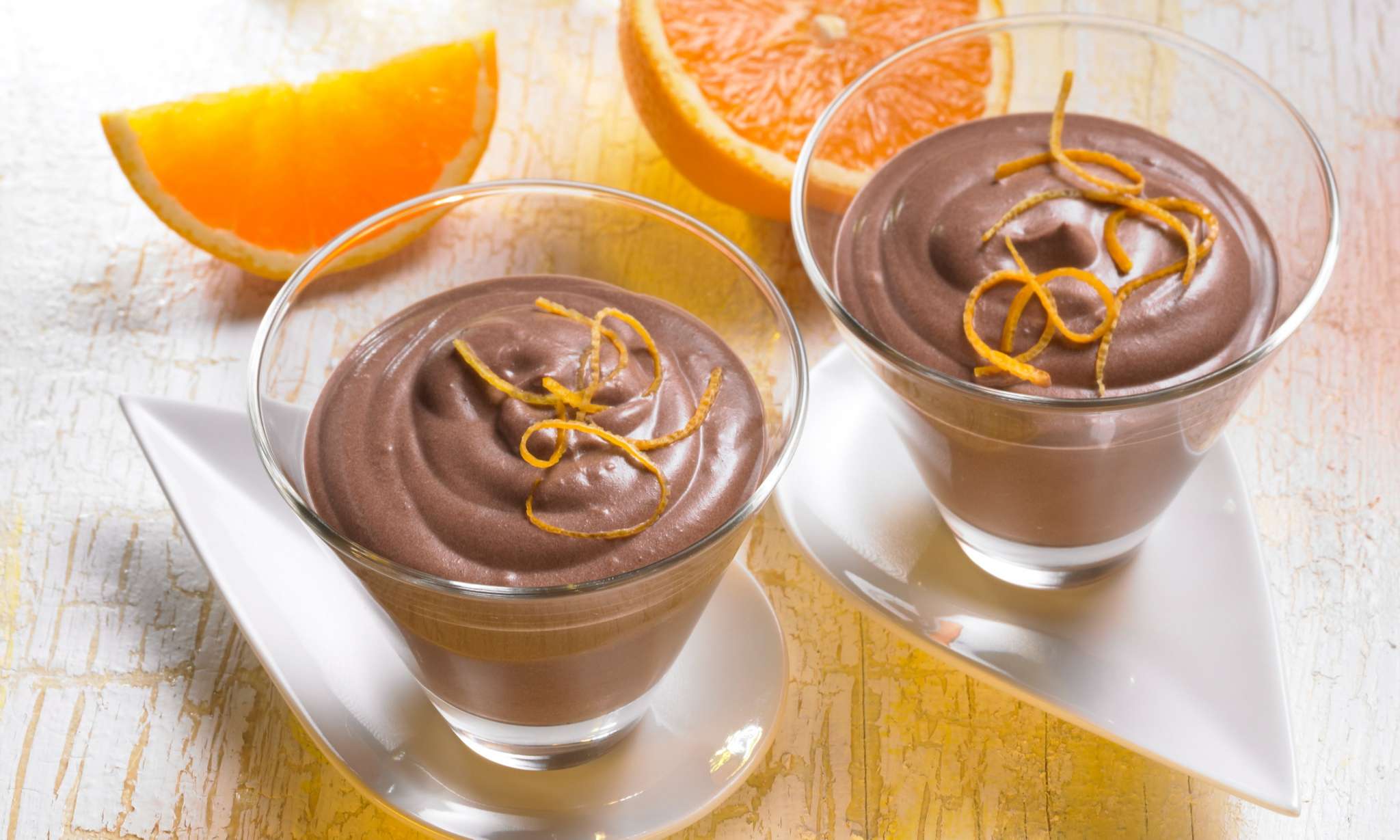 A Csokis-narancslikőrös desszert pudingos pohárkrém desszert, mely nagyszerűen helyt áll vendégváró meglepetésként.