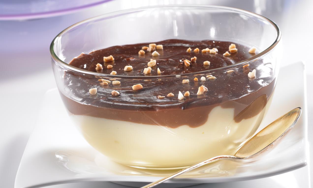 A Fehércsokoládé puding mogyorókrémmel gazdagított pohárkrém desszert jeles napokra, családi ünnepekre.
