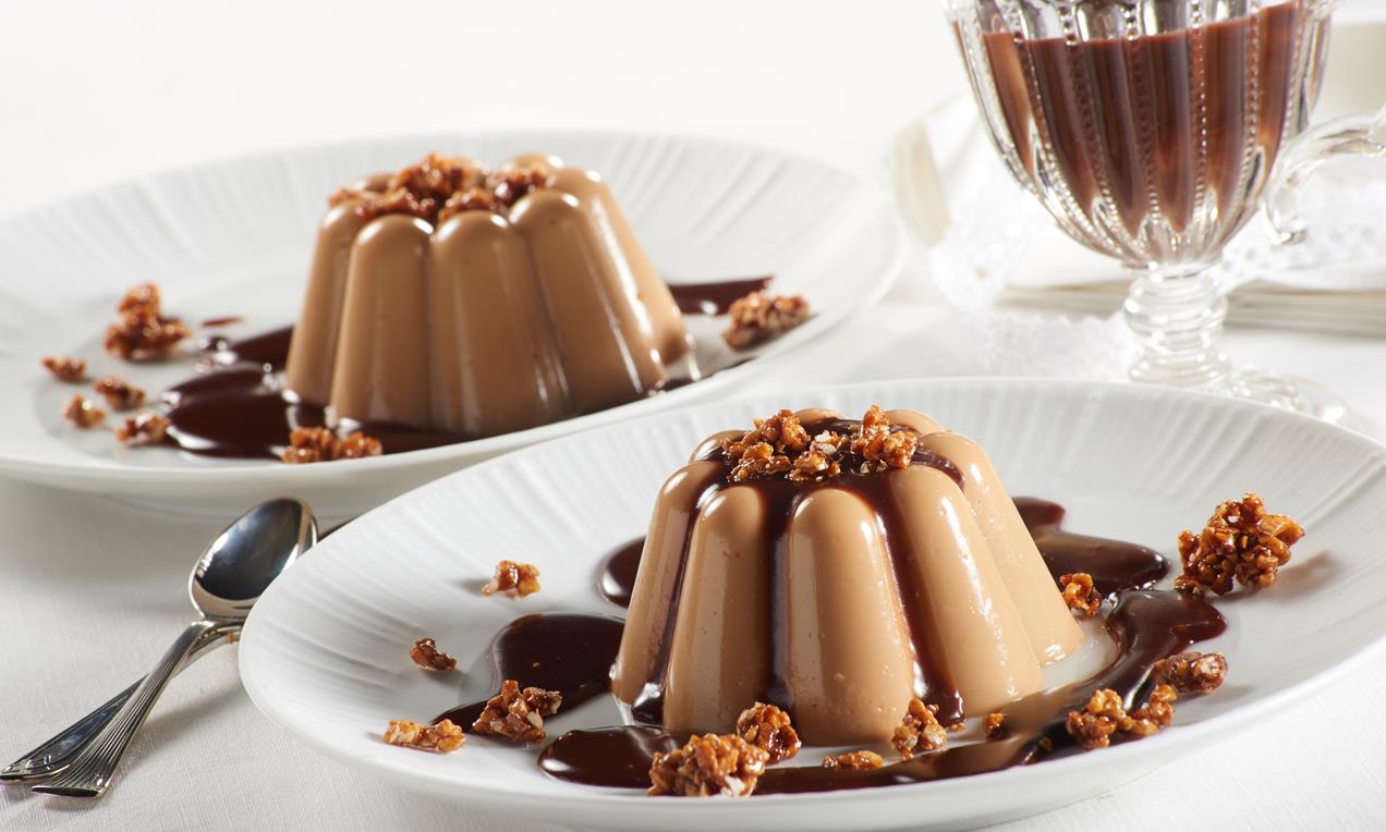 A csokoládé és a karamella klasszíkus ízkombinációjával kedveskedik vendégeinknek a Karamellás puding csokoládéöntettel pohárkrém desszert.