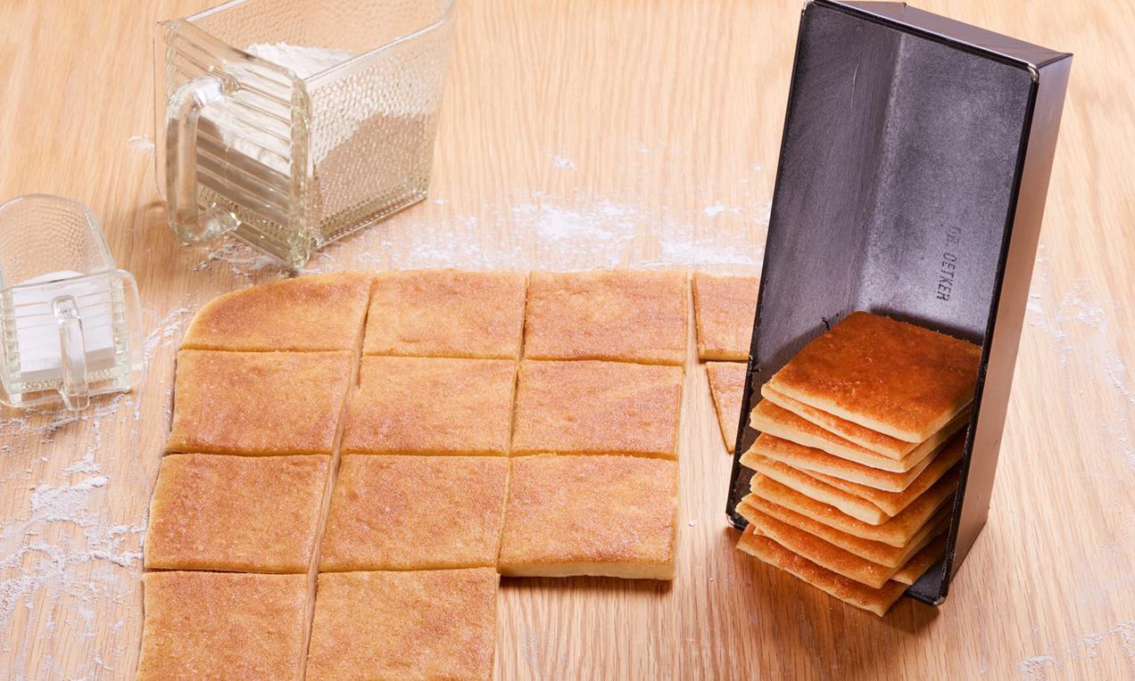 A sütemény kenyérformában egymás mellé rétegezve süthető ki.