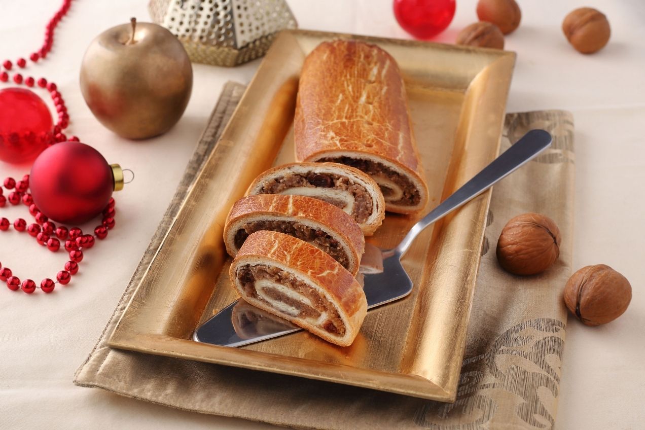 A Diós beigli (bejgli) igazi karácsonyi klasszikus, elkészítése kis gyakorlatot igényel, cserébe egy akár két hétig is eltartható süteménnyel gazdagodik a kamránk.