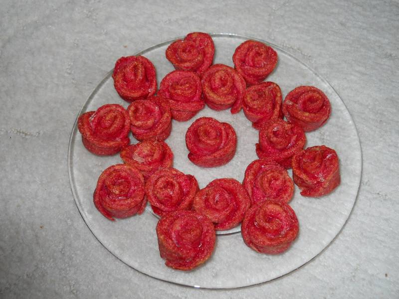 Sziruppal öntözött vörös rózsa