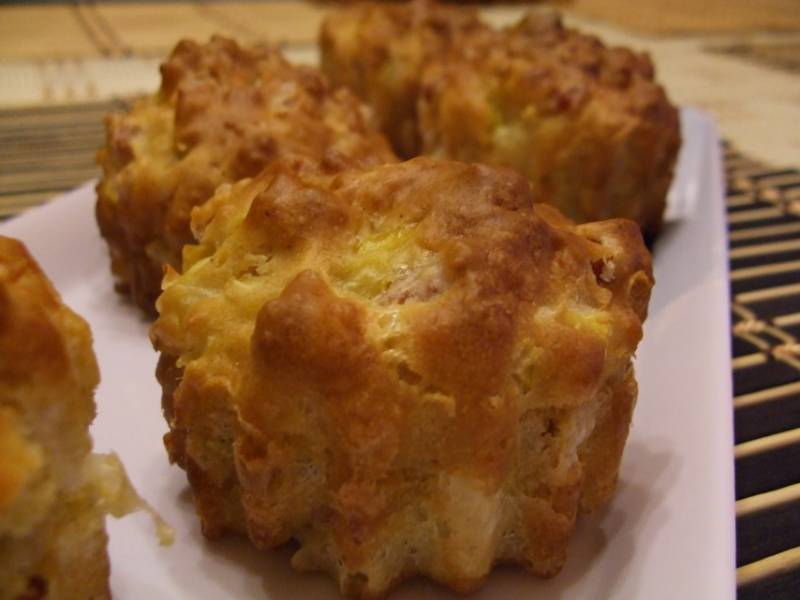 Tarjás-hagymás-sajtos muffin