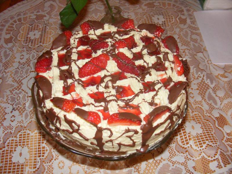 Vanilia krémes, eper szirupos nőnapi torta