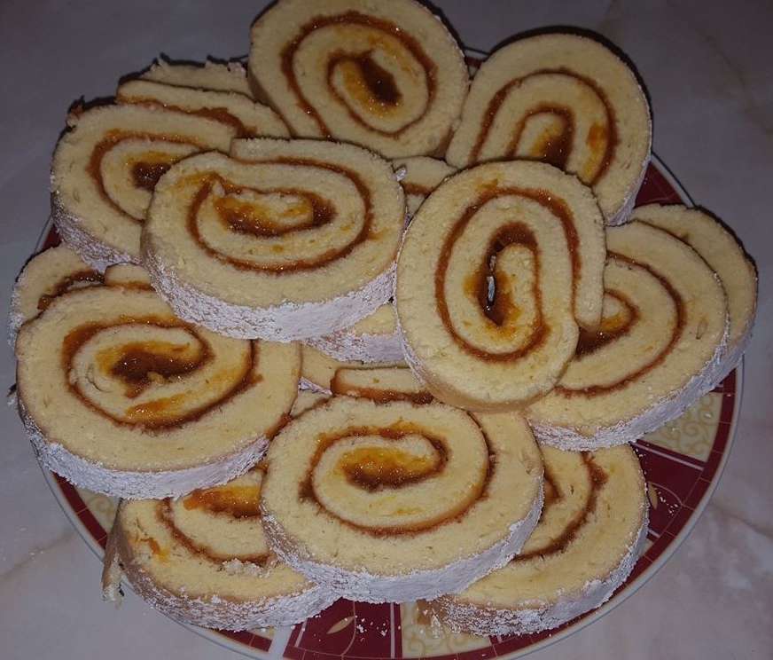Piskótatekercs Sárgabarack lekvárral töltve :-)