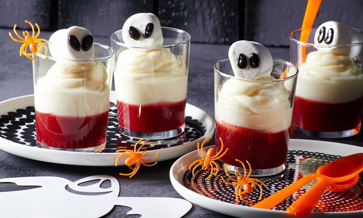 A Szellem-desszert kreatívan díszített pohárkrém desszert a Halloween stílusjegyeivel.