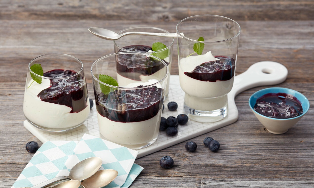 A Áfonyás túró mousse viszonylag gyorsan elkészíthető, dekoratív pohárkrém desszert.