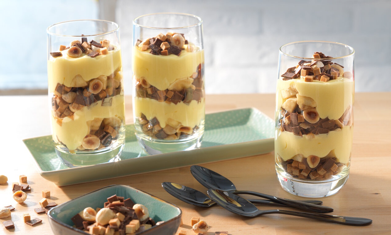 A Vaníliás-banános pohárdesszert látványos és finom pohárkrém desszert jeles napokra, családi ünnepekre.