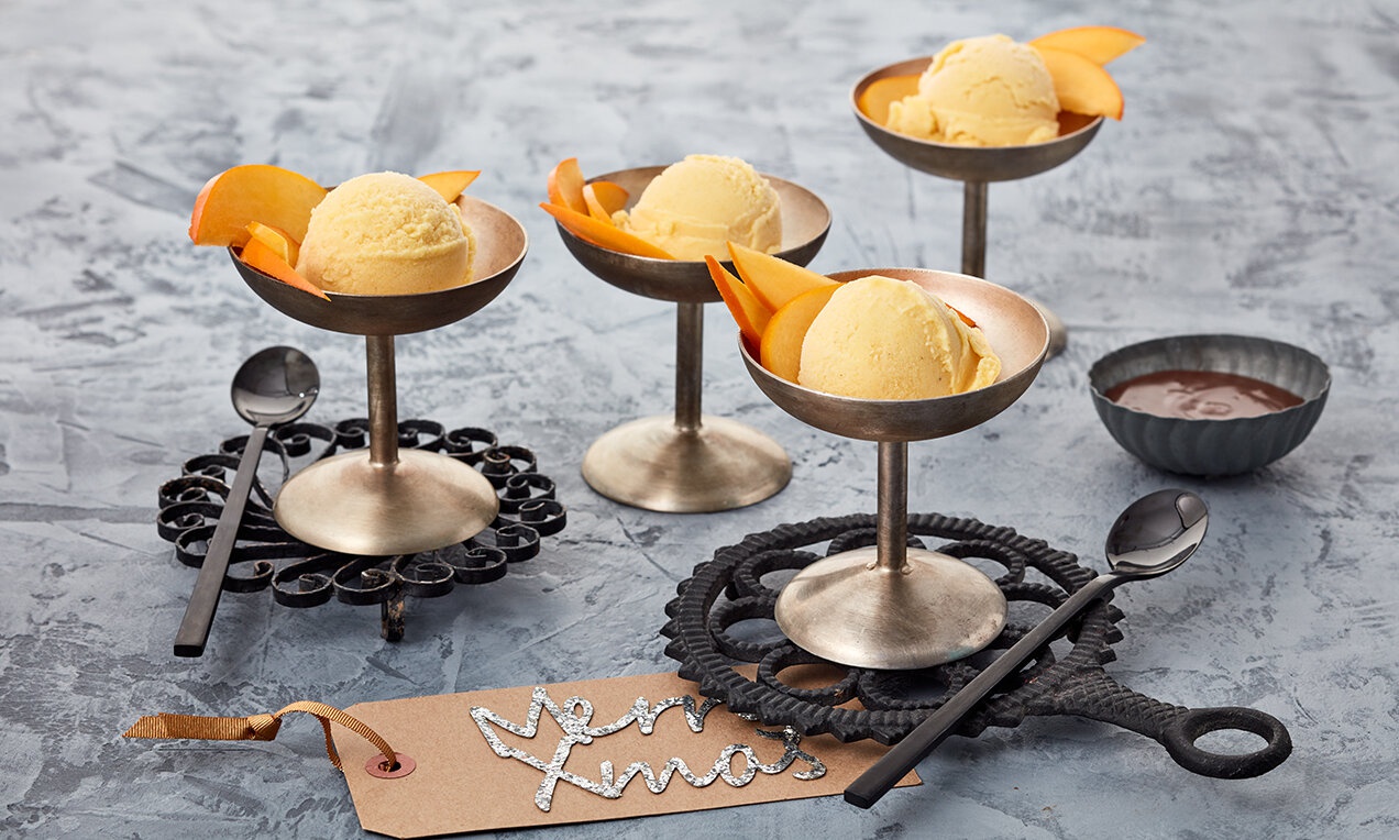 Mandarinos-datolyaszilvás fagylalt fagylaltgép nélkül, egyszerű konyhai eszközökkel is elkészíthető.