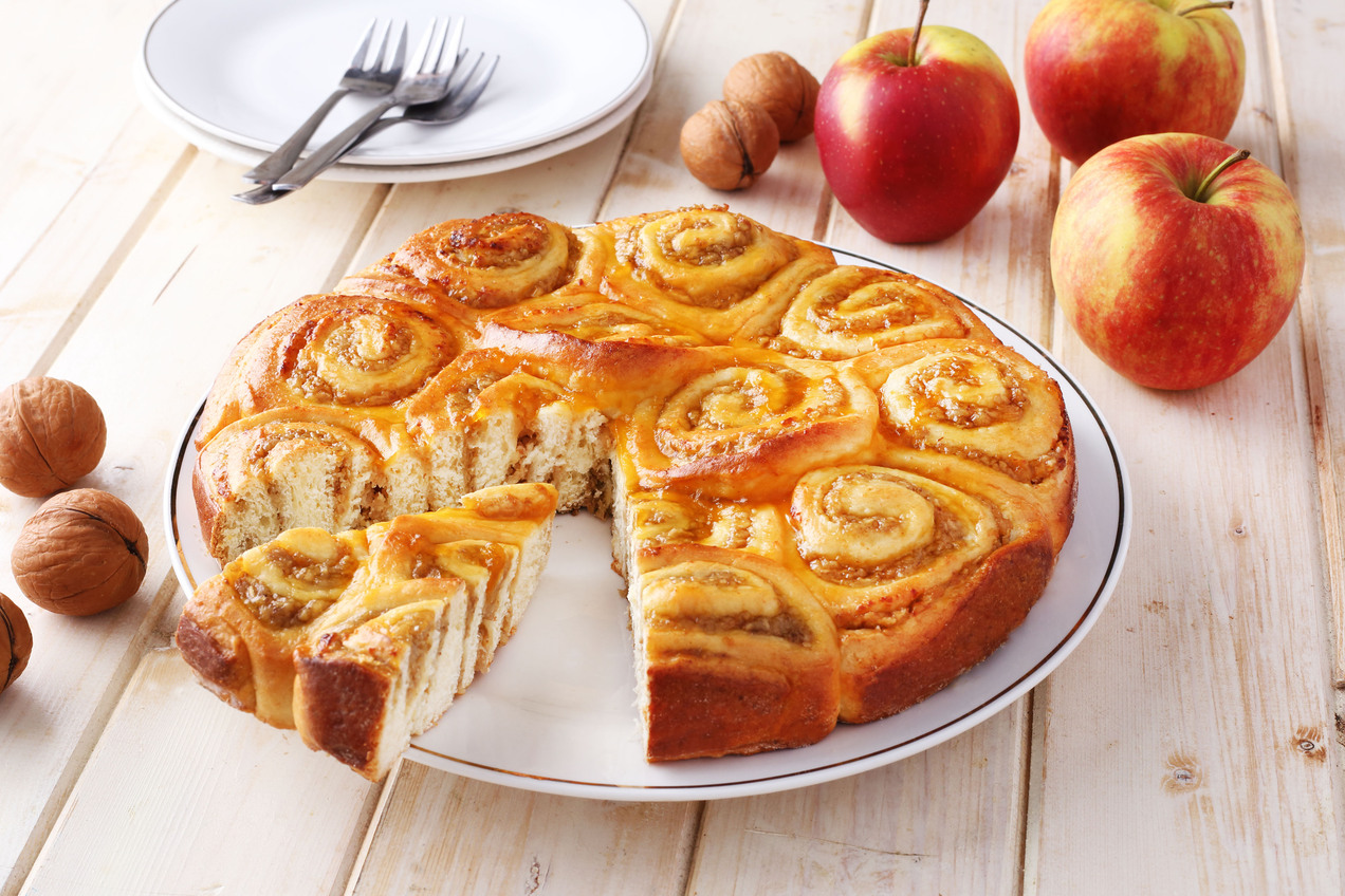 Az Almás-diós csiga édes, kalácsjellegű sütemény, mely hétvégi, családi ünnepekre, és akár húsvétra is elkészíthető.