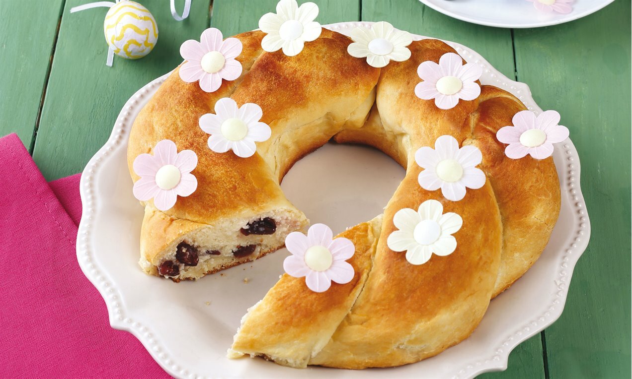 A Túrós-áfonyás koszorú látványos édes sütemény húsvétra és egyéb ünnepekre.
