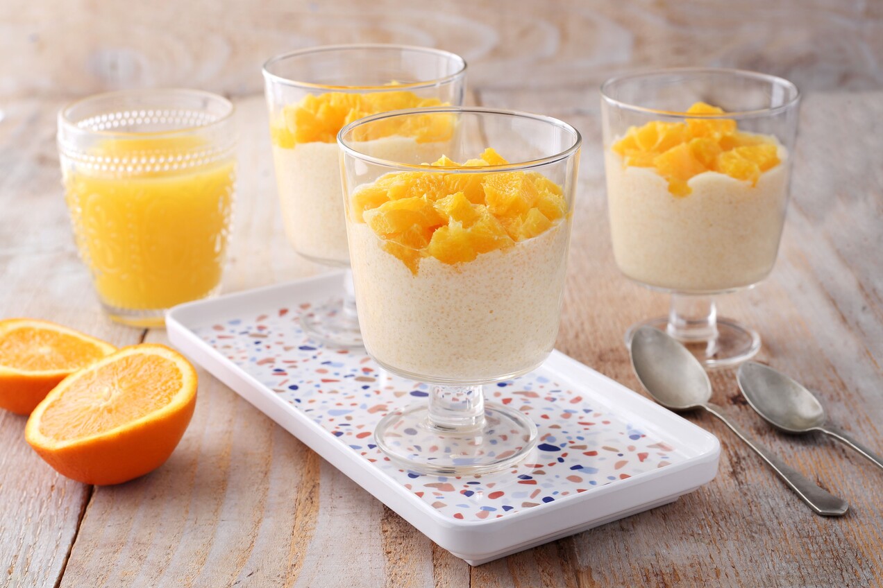 A Narancsos grízpuding a tejbegríz és a legnépszerűbb déligyümölcs ízvilágát kombináló, látványos pohárkrém desszert.