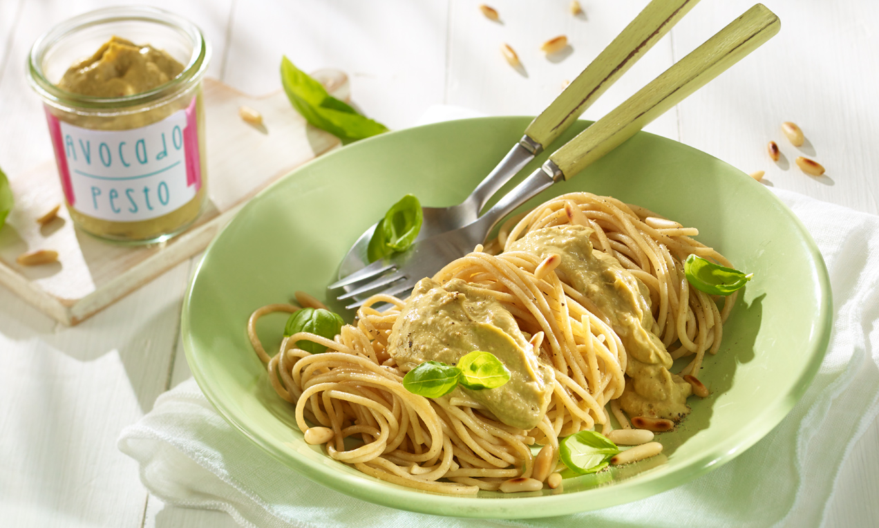 Spagetti avokádós pestoval gazdagított mediterráűn finomság, mely főételként nyeri el a vendégek figyelmét.
