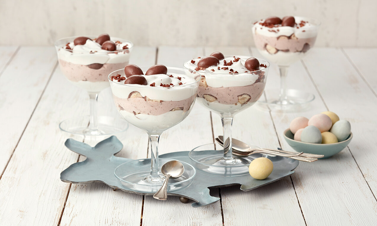 A Schoko Bons® Mogyorós pohárdesszert dekoratív desszert étkezés utánra jeles napokon, családi ünnepeken.