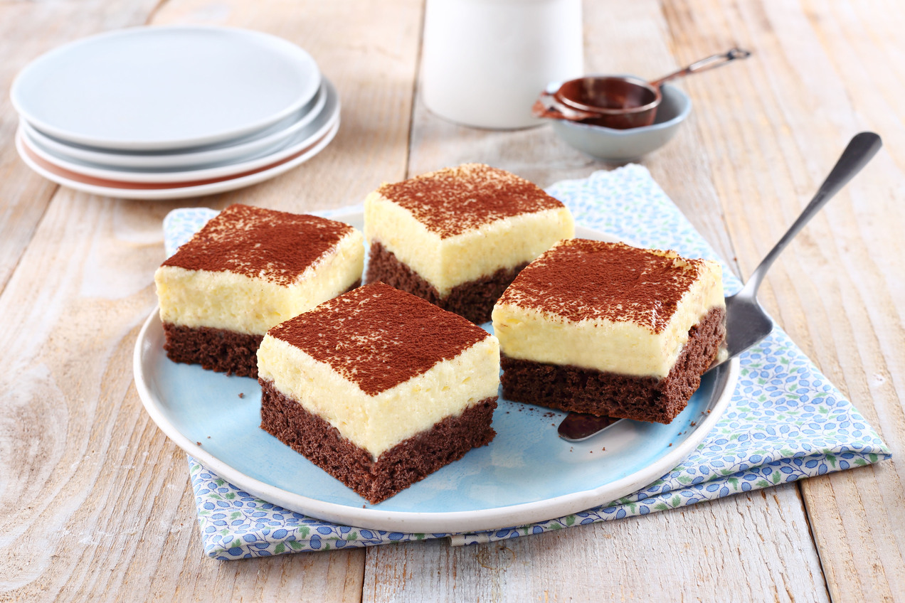 A Kakaós krémes könnyen elkészíthető sütemény, melynek tetejét finom - nem cukrozott - kakaóval díszítjük.