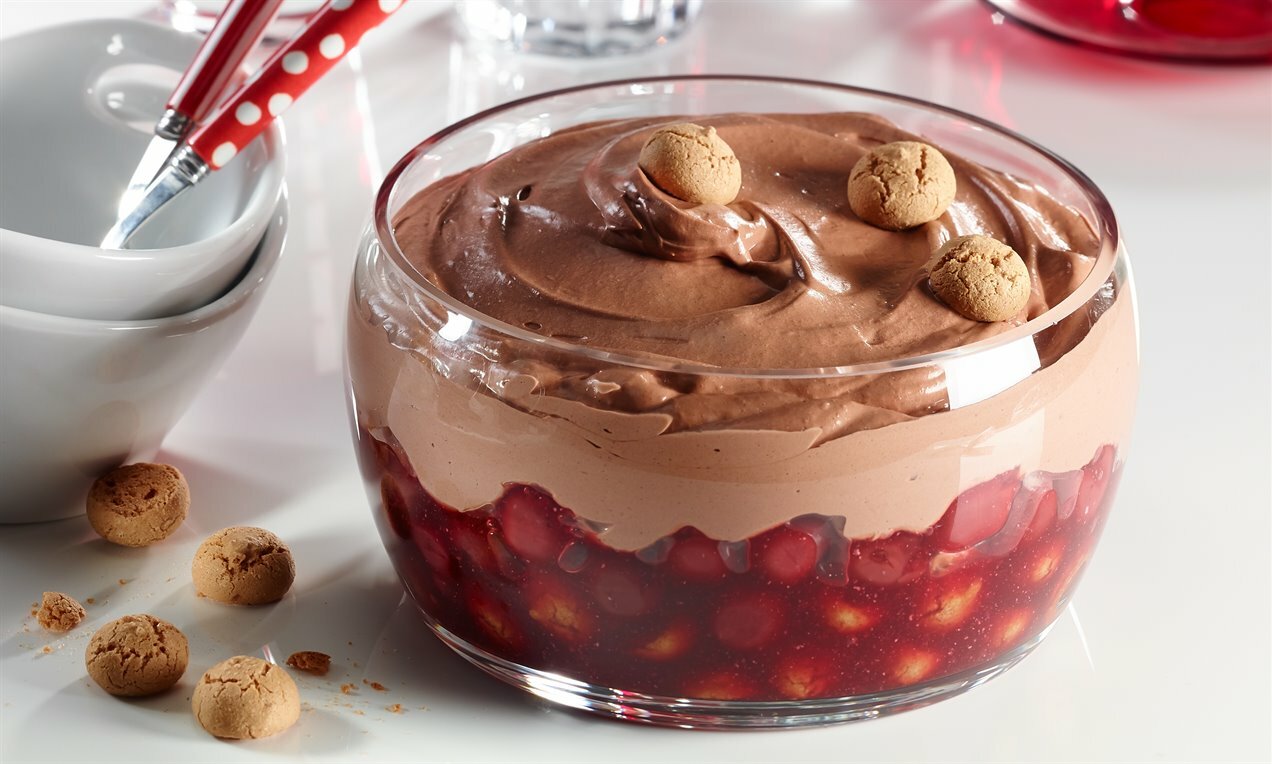 A látványos Csokis-meggyes desszert Amarettinivel gazdagított pudingos pohárkrém desszert jeles napokra, ünnepekre vendégvárónak, vagy étkezés után.