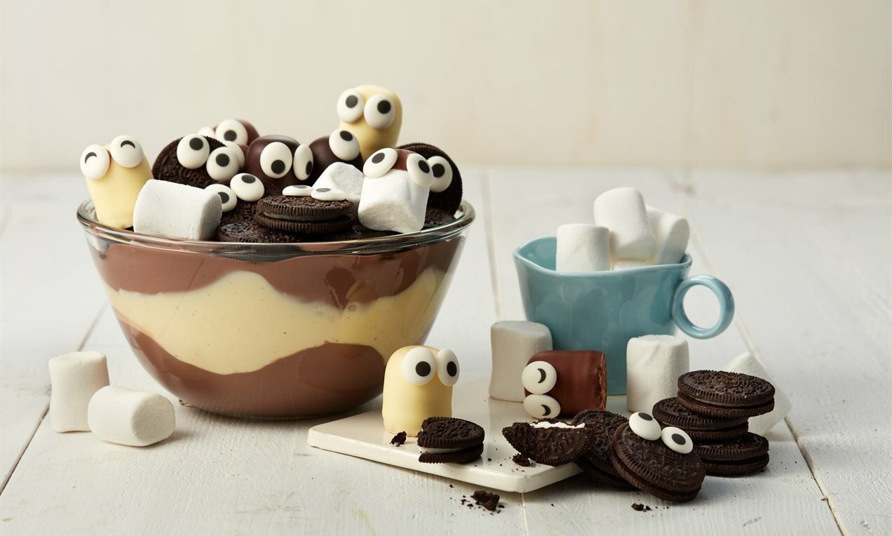 A Fekete-fehér szörnyecske-puding látványos, dekoratív desszert étkezés után vagy uzsonnára gyerekeknek.
