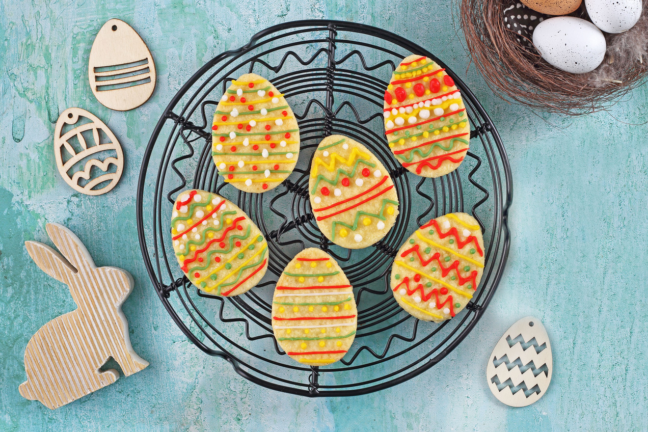 A Hímes tojás linzer kreatívan, a gyerekek bevonásával díszíthető sütemény.
