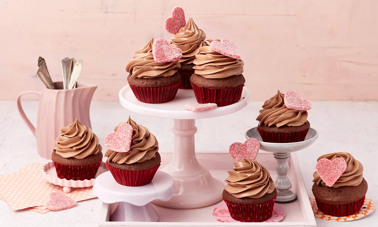 A Csokis muffinok szív díszítéssel gazdagított sütemény, melynek receptje 12 darabhoz elegendő.