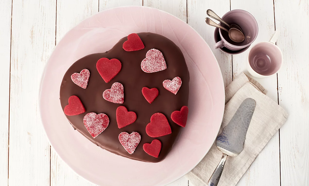 A Valentin napi szív torta receptje 16 szeletes tortához elegendő.