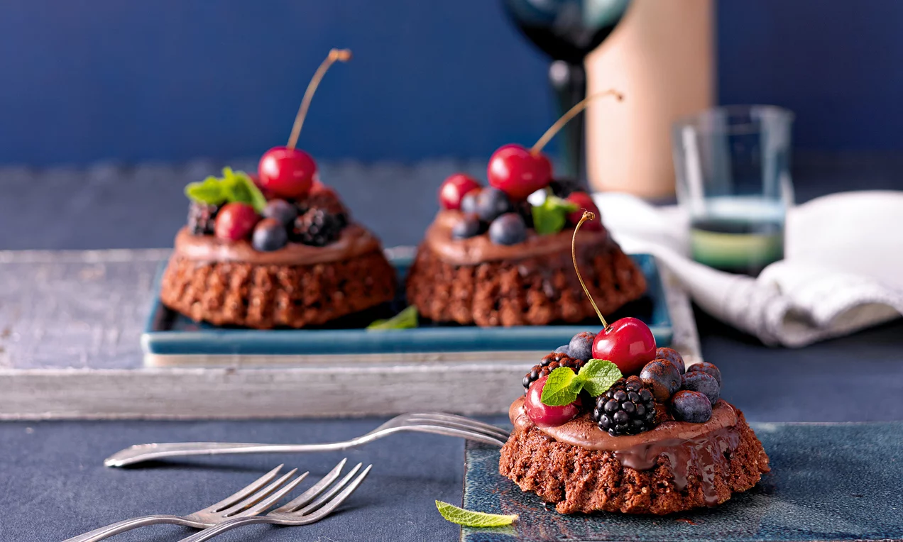 A Vegán csokis-bogyós gyümölcsös mini torták receptje 6 darab sütemény elkészítésére elegendő.