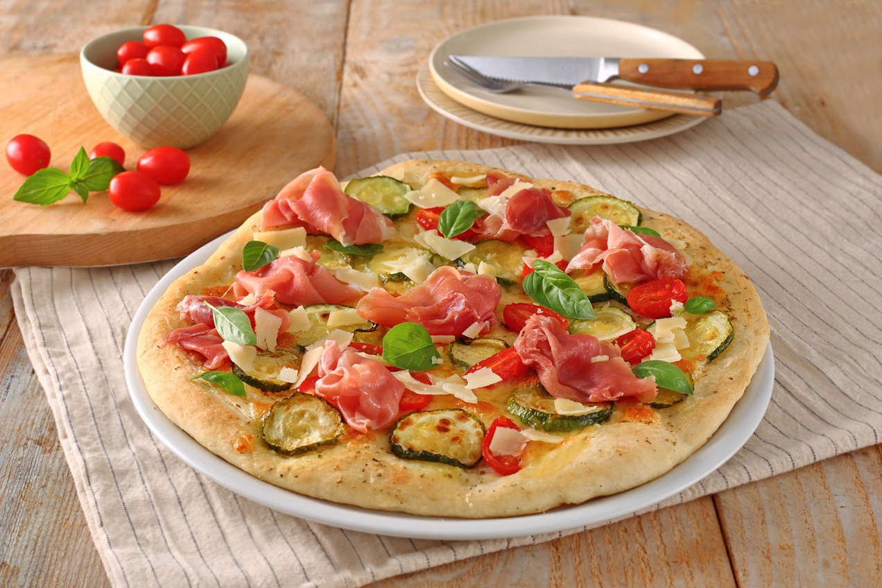 Sonkás-zöldséges pizza bianca