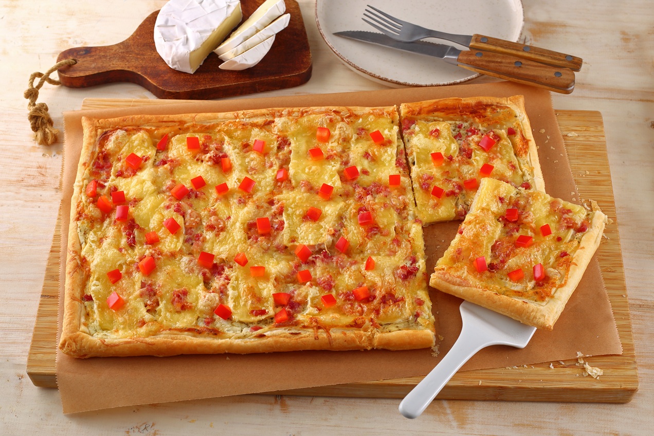 Camembert sajtos-baconös leveles pite