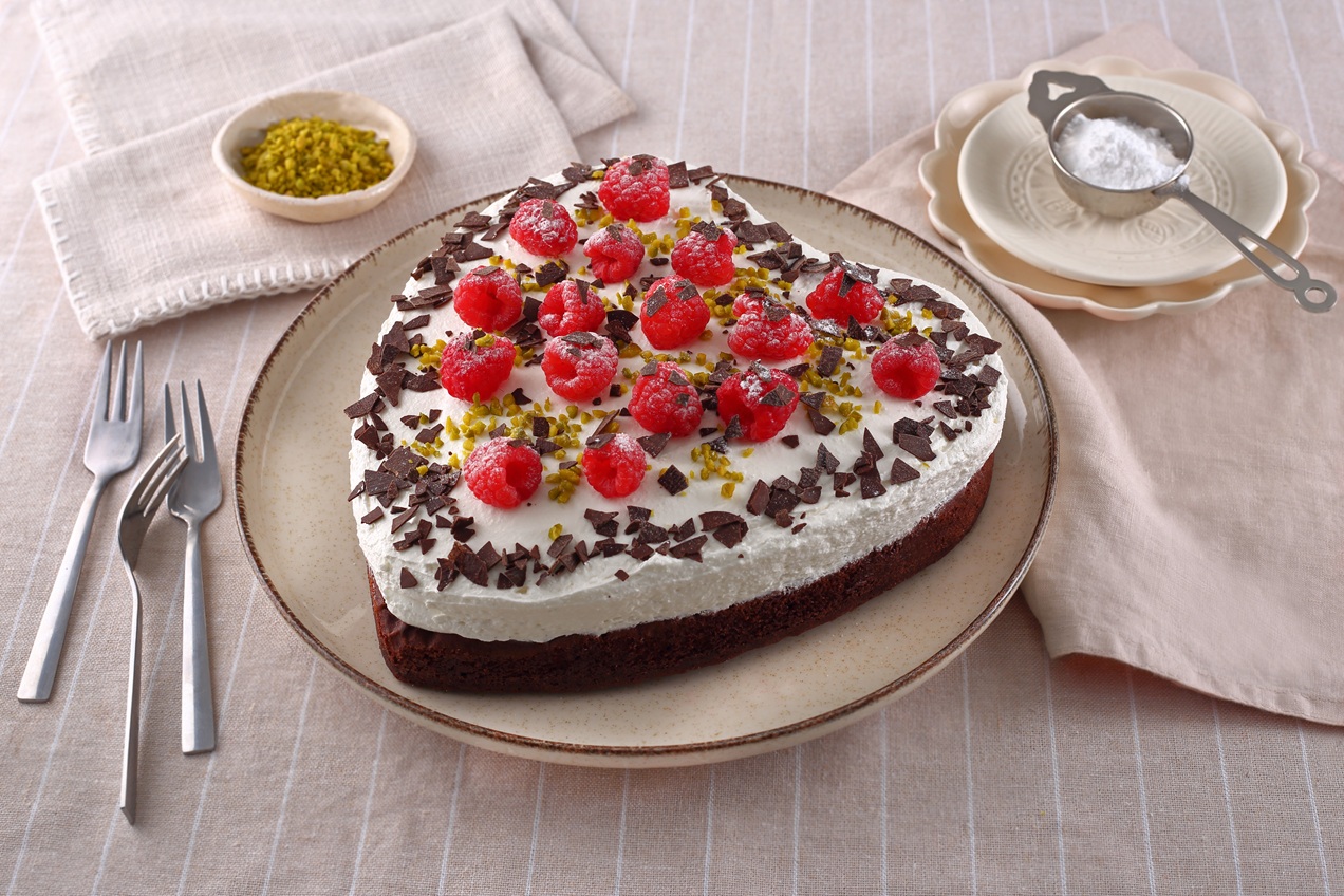 Málnás-mascarponés brownie szívtorta