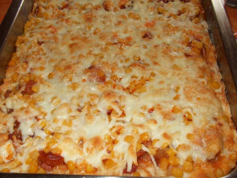Szalámis-szalonnás pizza