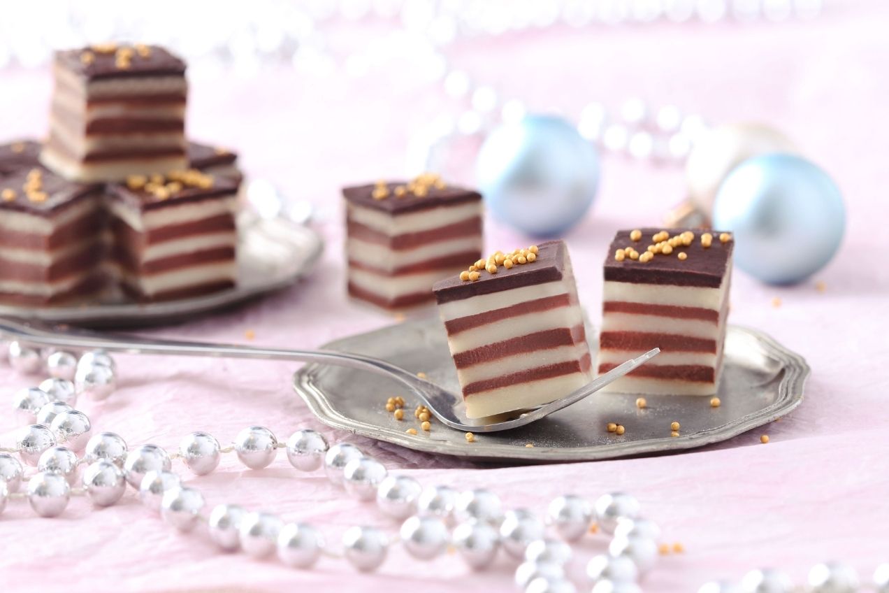 A Csíkos pralinészelet sütést nem igénylő desszert ünnepekre, jeles napokra, családi eseményekre.