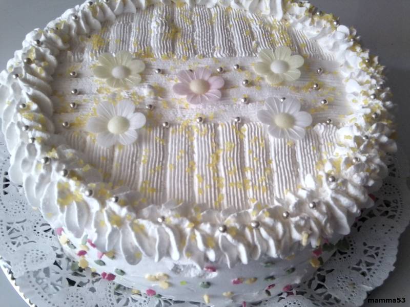 Joghúrtos-ananászos túrókrémmel töltött torta