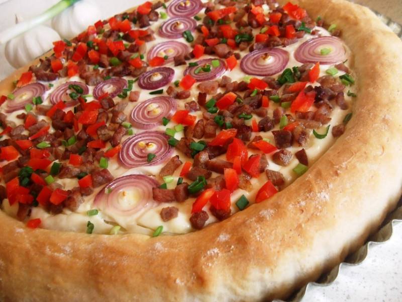 Házi sonkás három hagymás pizza