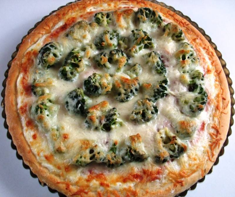 Sonkás-brokkolis pizza fokhagymás-tejfölös alappal