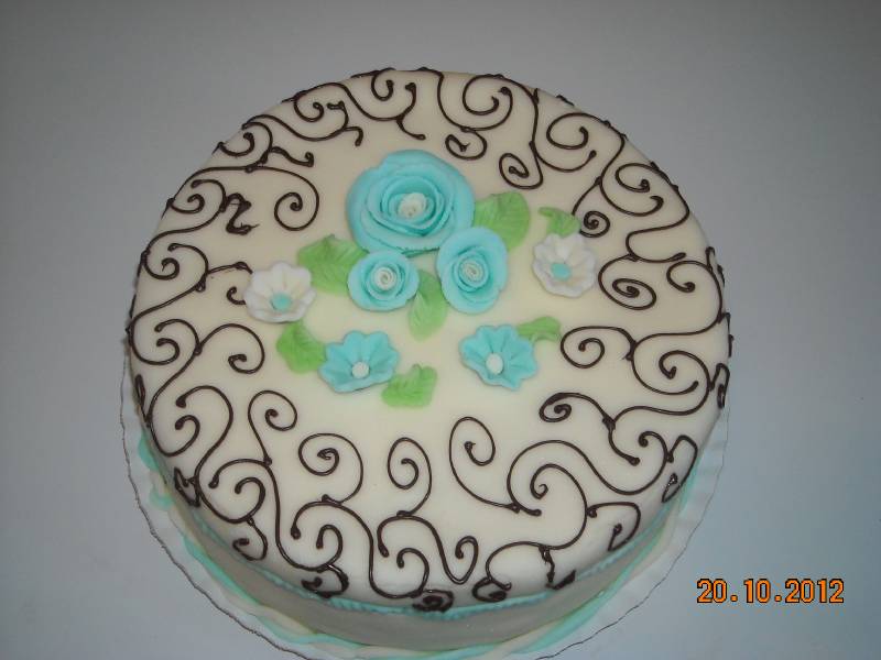 Fondant virágos tejszíntorta