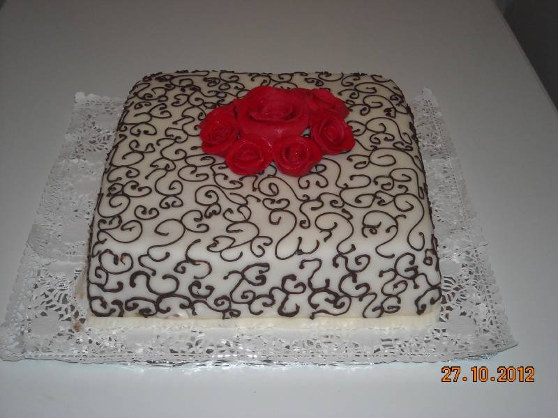 Fondant virágos tejszíntorta