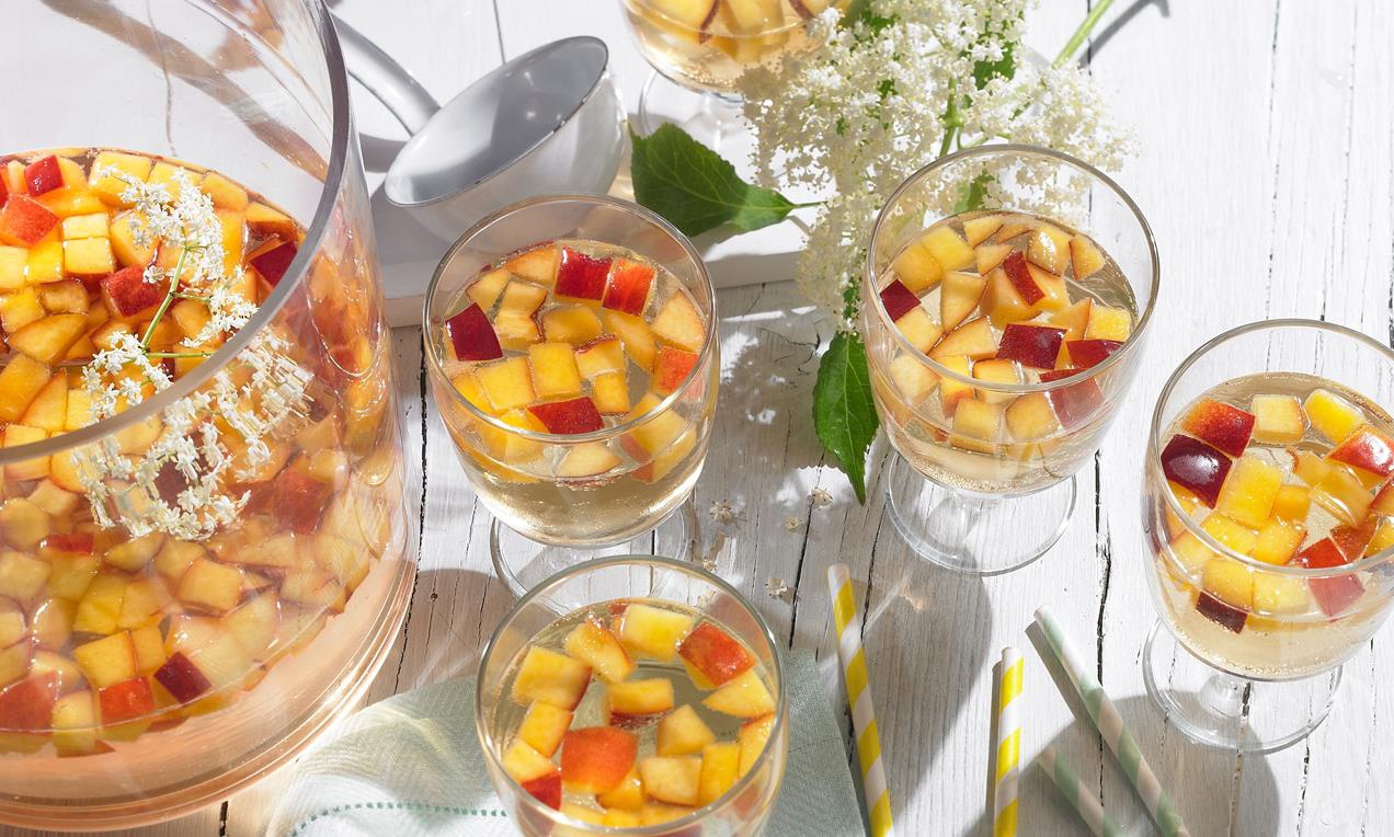 A Bodzás-nektarinos puncs ünnepi alkalmakra kínálható gyümölcsös ital, melynek alkoholos és alkoholmentes változata is kifejezetten finom.