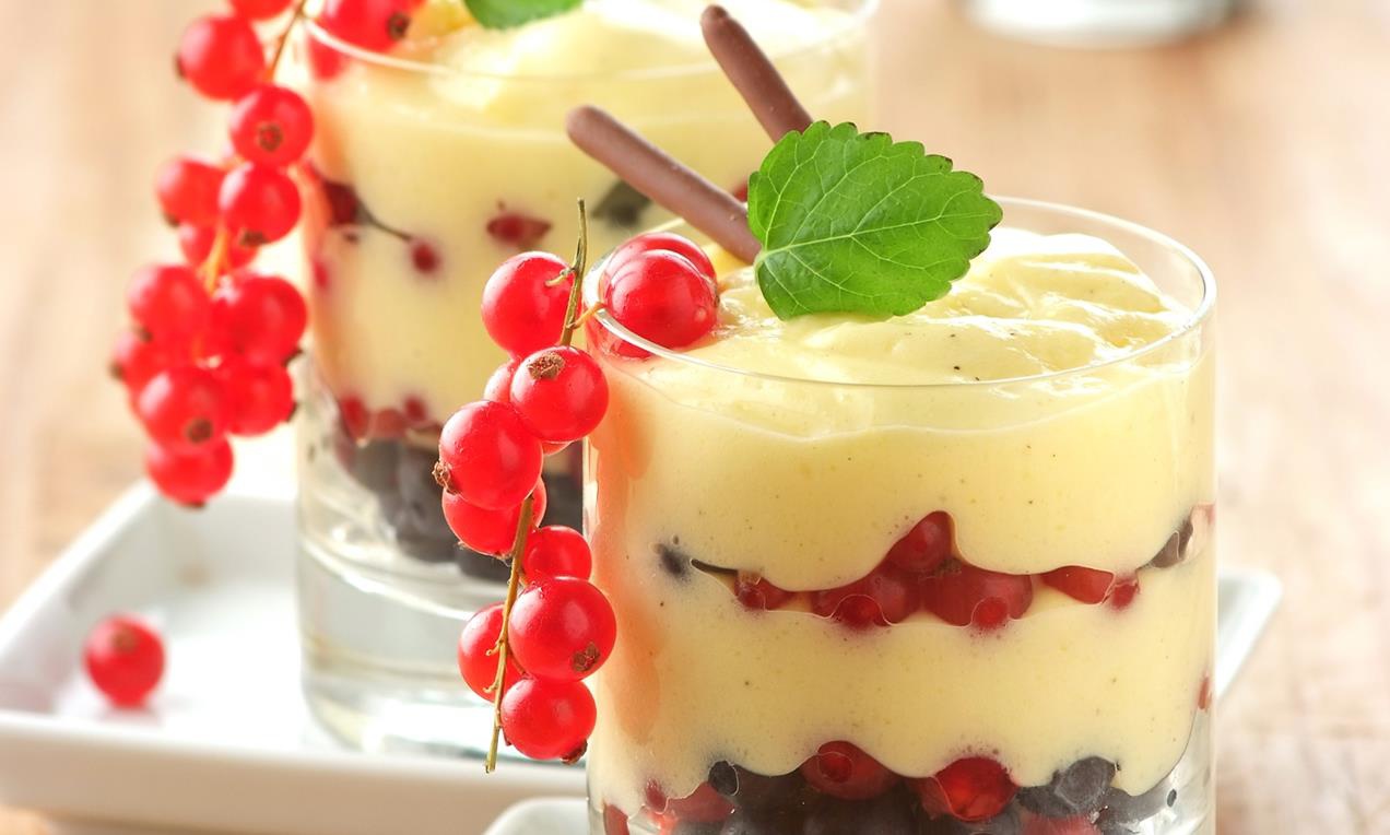 A Ribizlis vaníliakrém dekoratív pohárkrém desszert vendégvárónak, vagy étkezés után kínáljuk.
