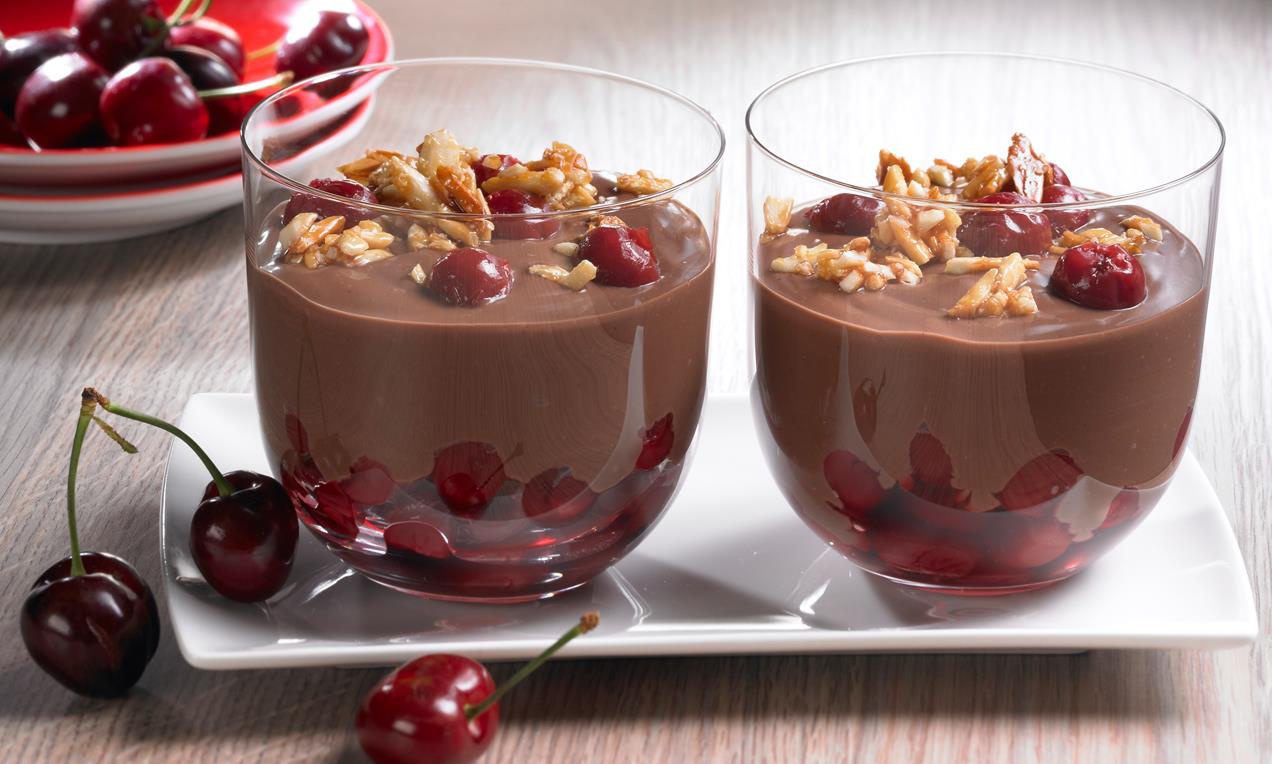 A Meggyes - csoki desszert finom pohárkrém, mely a csoki és a gyümölcs kombinációjával kényezteti ízlelésünket.