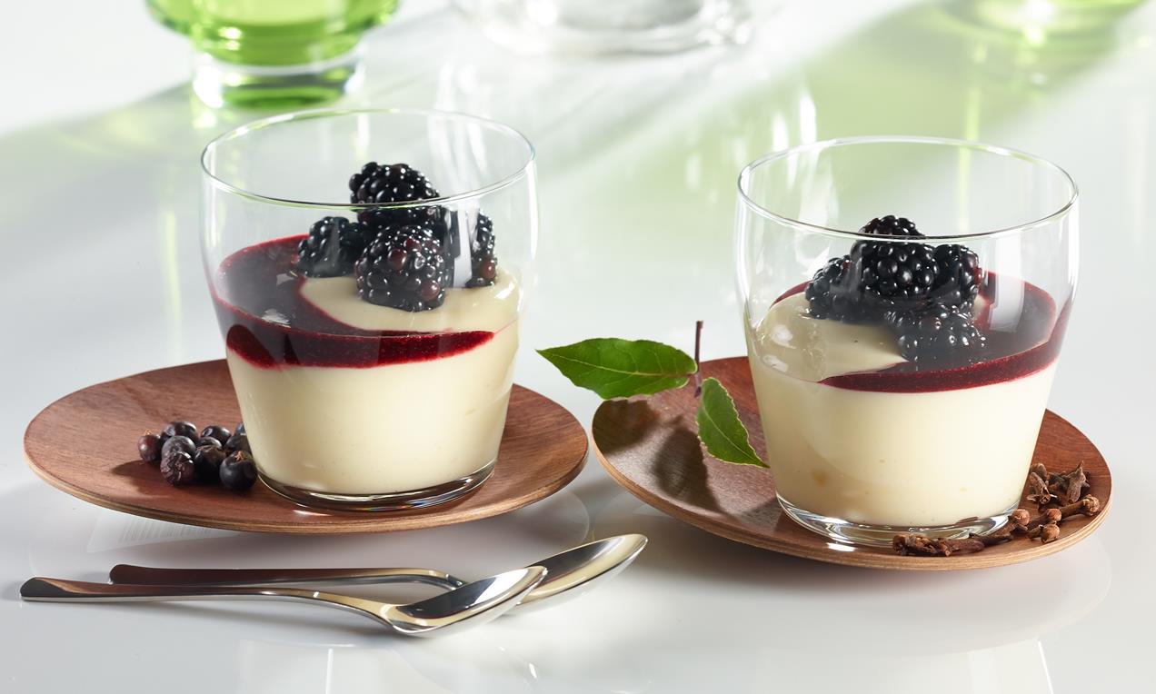 A Fűszeres puding szederrel elegáns pohárkrém desszert, melyet üzleti vacsorákon, vagy jeles családi ünnepeken tálalhatunk vendégeinknek.